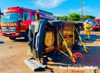 Colisão seguido de tombamento mobiliza Siate, Samu e o Corpo de Bombeiros na Av. Perimetral Leste Colisão seguido de tombamento mobiliza Siate, Samu e o Corpo de Bombeiros na Av. Perimetral Leste