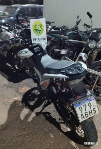 Motociclistas fazem manobras perigosas e polícia apreende moto furtada no Distrito de São Roque em Santa Helena Motociclistas fazem manobras perigosas e polícia apreende moto furtada no Distrito de São Roque em Santa Helena