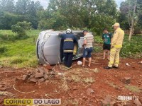 Carro tomba ao desviar de veículo na zona rural de Santa Helena Carro tomba ao desviar de veículo na zona rural de Santa Helena
