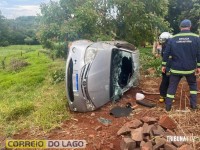 Carro tomba ao desviar de veículo na zona rural de Santa Helena Carro tomba ao desviar de veículo na zona rural de Santa Helena