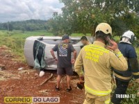 Carro tomba ao desviar de veículo na zona rural de Santa Helena Carro tomba ao desviar de veículo na zona rural de Santa Helena