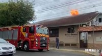 Incêndio na chaminé da Churrascaria Búfalo Branco mobiliza o Corpo de Bombeiros Incêndio na chaminé da Churrascaria Búfalo Branco mobiliza o Corpo de Bombeiros