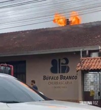 Incêndio na chaminé da Churrascaria Búfalo Branco mobiliza o Corpo de Bombeiros Incêndio na chaminé da Churrascaria Búfalo Branco mobiliza o Corpo de Bombeiros