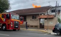 Incêndio na chaminé da Churrascaria Búfalo Branco mobiliza o Corpo de Bombeiros Incêndio na chaminé da Churrascaria Búfalo Branco mobiliza o Corpo de Bombeiros