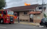 Incêndio na chaminé da Churrascaria Búfalo Branco mobiliza o Corpo de Bombeiros Incêndio na chaminé da Churrascaria Búfalo Branco mobiliza o Corpo de Bombeiros