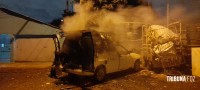 Carro carregado com reciclados pega fogo no Porto Meira Carro carregado com reciclados pega fogo no Porto Meira