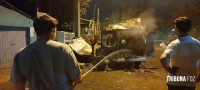 Carro carregado com reciclados pega fogo no Porto Meira Carro carregado com reciclados pega fogo no Porto Meira