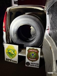 PF e PM apreendem van carregada com pneus contrabandeados em Foz do Iguaçu PF e PM apreendem van carregada com pneus contrabandeados em Foz do Iguaçu