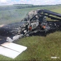 Avião fabricado no Brasil é encontrado pegando fogo em uma fazenda na cidade de Santa Rita, no Paraguai Avião fabricado no Brasil é encontrado pegando fogo em uma fazenda na cidade de Santa Rita, no Paraguai