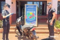 Condutor é preso após ser flagrado pela policia transportando uma motoneta furtada dentro do veículo em Puerto Iguazu Condutor é preso após ser flagrado pela policia transportando uma motoneta furtada dentro do veículo em Puerto Iguazu
