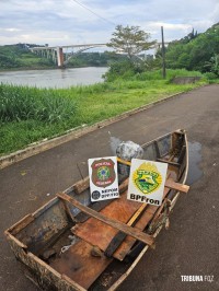 BPFRON e PF apreendem embarcação drogas e munições em porto clandestino em Foz do Iguaçu BPFRON e PF apreendem embarcação drogas e munições em porto clandestino em Foz do Iguaçu