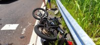 Motociclista que pilotava na contra-mão na Perimetral Leste colide de frente com veículo em cima do viaduto com a Av. das Cataratas Motociclista que pilotava na contra-mão na Perimetral Leste colide de frente com veículo em cima do viaduto com a Av. das Cataratas
