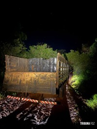 Policia Federal e PM apreendem caminhão e embarcação com carga de cigarros no Lago de Itaipu Policia Federal e PM apreendem caminhão e embarcação com carga de cigarros no Lago de Itaipu