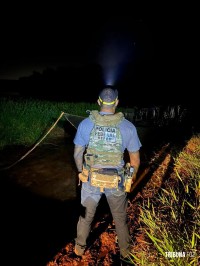 Policia Federal e PM apreendem caminhão e embarcação com carga de cigarros no Lago de Itaipu Policia Federal e PM apreendem caminhão e embarcação com carga de cigarros no Lago de Itaipu