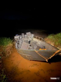 Policia Federal e PM apreendem caminhão e embarcação com carga de cigarros no Lago de Itaipu Policia Federal e PM apreendem caminhão e embarcação com carga de cigarros no Lago de Itaipu