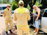 Motorista bate em árvore, recusa atendimento e é preso pela PM por embriaguês ao volante em Foz do Iguaçu Motorista bate em árvore, recusa atendimento e é preso pela PM por embriaguês ao volante em Foz do Iguaçu
