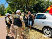 Motorista bate em árvore, recusa atendimento e é preso pela PM por embriaguês ao volante em Foz do Iguaçu Motorista bate em árvore, recusa atendimento e é preso pela PM por embriaguês ao volante em Foz do Iguaçu