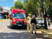 Motorista bate em árvore, recusa atendimento e é preso pela PM por embriaguês ao volante em Foz do Iguaçu Motorista bate em árvore, recusa atendimento e é preso pela PM por embriaguês ao volante em Foz do Iguaçu