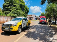 Motorista bate em árvore, recusa atendimento e é preso pela PM por embriaguês ao volante em Foz do Iguaçu Motorista bate em árvore, recusa atendimento e é preso pela PM por embriaguês ao volante em Foz do Iguaçu