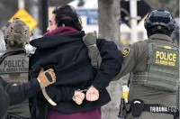 Governo Trump orienta agentes do ICE a entrar sem mandado em casas de imigrantes, diz agência Governo Trump orienta agentes do ICE a entrar sem mandado em casas de imigrantes, diz agência