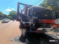 Caminhão de lixo incendiado no bairro de Remansito em Ciudad Del Este Caminhão de lixo incendiado no bairro de Remansito em Ciudad Del Este