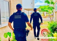 Guarda Municipal atende local de morte após vizinhos sentirem mau cheiro em apartamento no Angatuba Guarda Municipal atende local de morte após vizinhos sentirem mau cheiro em apartamento no Angatuba