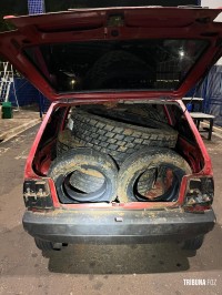 PF e PM detém paraguaio com veículo carregado com pneus contrabandeados próximo a Av. Beira Rio PF e PM detém paraguaio com veículo carregado com pneus contrabandeados próximo a Av. Beira Rio