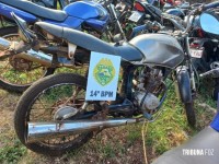 Policia Militar remove motocicleta abandonada na zona rural de Medianeira Policia Militar remove motocicleta abandonada na zona rural de Medianeira