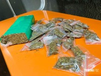 Polícia Militar apreende tablete e porções de maconha no Jardim Itaipu Polícia Militar apreende tablete e porções de maconha no Jardim Itaipu