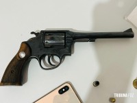 PM apreende armas de fogo e veículo abandonado no Jardim São Paulo em Foz do Iguaçu PM apreende armas de fogo e veículo abandonado no Jardim São Paulo em Foz do Iguaçu