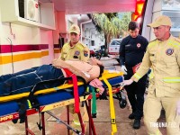 Homem é agredido com pedrada e esfaqueado durante assalto na Vila Yolanda Homem é agredido com pedrada e esfaqueado durante assalto na Vila Yolanda