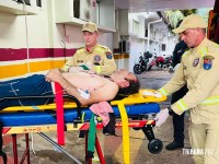 Homem é agredido com pedrada e esfaqueado durante assalto na Vila Yolanda Homem é agredido com pedrada e esfaqueado durante assalto na Vila Yolanda