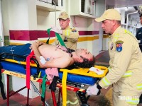 Homem é agredido com pedrada e esfaqueado durante assalto na Vila Yolanda Homem é agredido com pedrada e esfaqueado durante assalto na Vila Yolanda