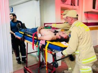 Homem é agredido com pedrada e esfaqueado durante assalto na Vila Yolanda Homem é agredido com pedrada e esfaqueado durante assalto na Vila Yolanda