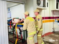 Homem é agredido com pedrada e esfaqueado durante assalto na Vila Yolanda Homem é agredido com pedrada e esfaqueado durante assalto na Vila Yolanda