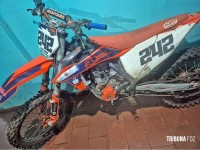 Motociclista brasileiro sofre queda no asfalto enquanto realizava manobras e sua moto em San Alberto Motociclista brasileiro sofre queda no asfalto enquanto realizava manobras e sua moto em San Alberto