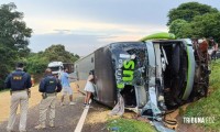 Colisão entre ônibus e carreta deixa feridos e interdita a BR-277 em São Miguel do Iguaçu Colisão entre ônibus e carreta deixa feridos e interdita a BR-277 em São Miguel do Iguaçu