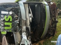 Colisão entre ônibus e carreta deixa feridos e interdita a BR-277 em São Miguel do Iguaçu Colisão entre ônibus e carreta deixa feridos e interdita a BR-277 em São Miguel do Iguaçu