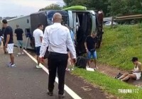 Colisão entre ônibus e carreta deixa feridos e interdita a BR-277 em São Miguel do Iguaçu Colisão entre ônibus e carreta deixa feridos e interdita a BR-277 em São Miguel do Iguaçu