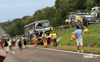 Colisão entre ônibus e carreta deixa feridos e interdita a BR-277 em São Miguel do Iguaçu Colisão entre ônibus e carreta deixa feridos e interdita a BR-277 em São Miguel do Iguaçu