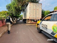 Carreta furtada é recuperada após rastro de destruição na Vila Miranda em Foz do Iguaçu Carreta furtada é recuperada após rastro de destruição na Vila Miranda em Foz do Iguaçu