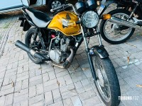 Manobra de “grau” termina em queda e deixa motociclista ferido no Bairro Três Bandeiras Manobra de “grau” termina em queda e deixa motociclista ferido no Bairro Três Bandeiras