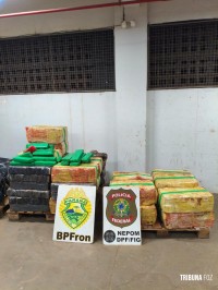 Polícia Federal e PMPR interceptam embarcação com 677,1 Kg de droga em Santa Helena Polícia Federal e PMPR interceptam embarcação com 677,1 Kg de droga em Santa Helena