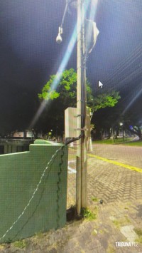 Guarda Municipal prende "ladrão" de fios na Praça da Paz Guarda Municipal prende "ladrão" de fios na Praça da Paz
