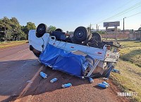 Motorista capota veículo após adormecer ao volante na Rodovia PY-06 no Paraguai Motorista capota veículo após adormecer ao volante na Rodovia PY-06 no Paraguai