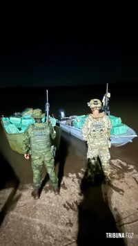 PF e PM apreendem embarcação com 60 mil maços de cigarros no Lago de Itaipu região de Missal PF e PM apreendem embarcação com 60 mil maços de cigarros no Lago de Itaipu região de Missal