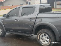 Delegacia de Homicídios e Policia Cientifica fazer perícia em caminhonete perseguida e metralhada no Bairro Três Lagoas Delegacia de Homicídios e Policia Cientifica fazer perícia em caminhonete perseguida e metralhada no Bairro Três Lagoas