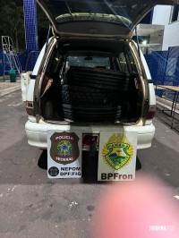 PF e PMPR apreendem dois veículos carregados com pneus contrabandeados em Foz do Iguaçu PF e PMPR apreendem dois veículos carregados com pneus contrabandeados em Foz do Iguaçu