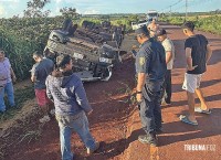 Caminhão carregado com 40 toneladas de soja tomba na estrada para Hernandarias Caminhão carregado com 40 toneladas de soja tomba na estrada para Hernandarias
