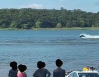 Criança é flagrada pilotando Jet ski sozinha na prainha de Três Lagoas Criança é flagrada pilotando Jet ski sozinha na prainha de Três Lagoas